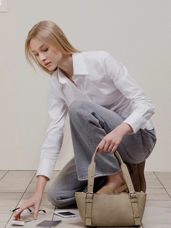 Geantă tip barcă – eleganță urbană, piele naturală, formă orizontală pătrată, fermoar, buzunar interior cu fermoar și buzunar pentru telefon