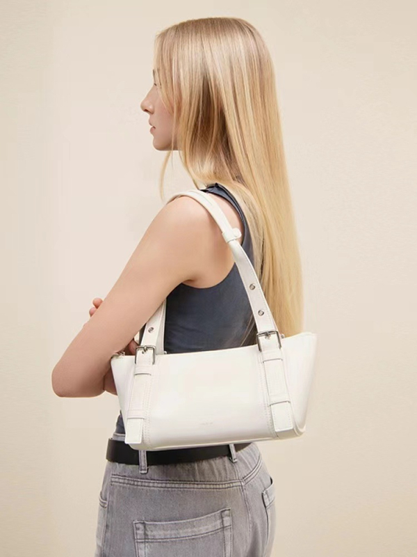 Geantă tip barcă – eleganță urbană, piele naturală, formă orizontală pătrată, fermoar, buzunar interior cu fermoar și buzunar pentru telefon