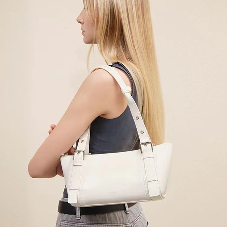 Geantă tip barcă – eleganță urbană, piele naturală, formă orizontală pătrată, fermoar, buzunar interior cu fermoar și buzunar pentru telefon