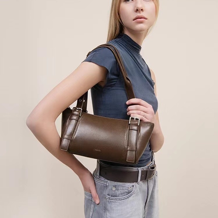 Geantă tip barcă – eleganță urbană, piele naturală, formă orizontală pătrată, fermoar, buzunar interior cu fermoar și buzunar pentru telefon