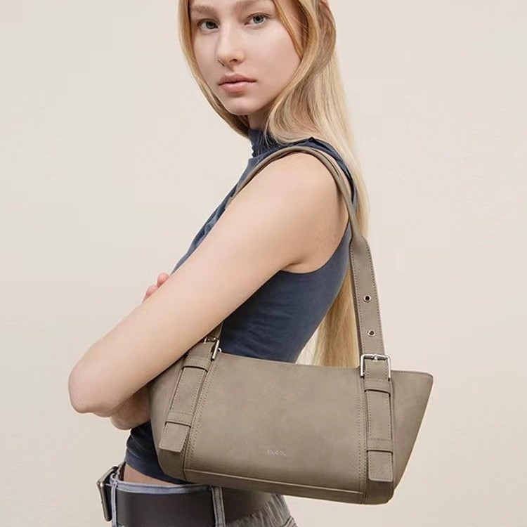 Geantă tip barcă – eleganță urbană, piele naturală, formă orizontală pătrată, fermoar, buzunar interior cu fermoar și buzunar pentru telefon