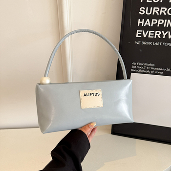 PU τετράγωνη γυναικεία τσάντα σε αστικό μινιμαλιστικό στιλ, με φερμουάρ, εσωτερικές θήκες με φερμουάρ και θήκη για κινητό