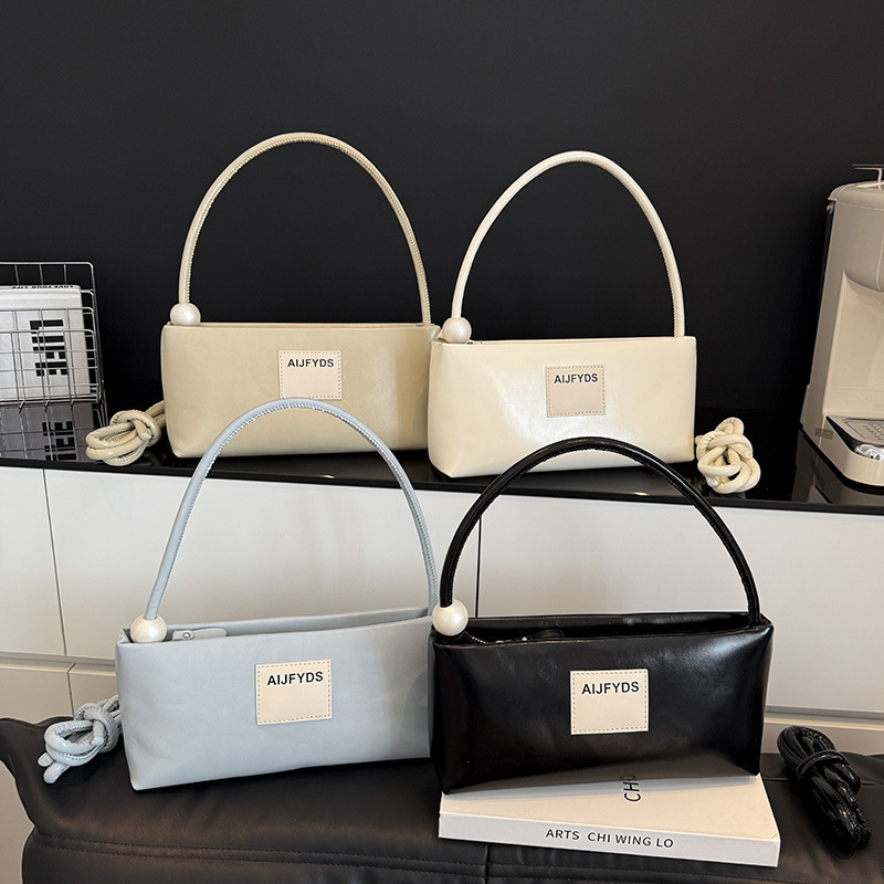 PU τετράγωνη γυναικεία τσάντα σε αστικό μινιμαλιστικό στιλ, με φερμουάρ, εσωτερικές θήκες με φερμουάρ και θήκη για κινητό