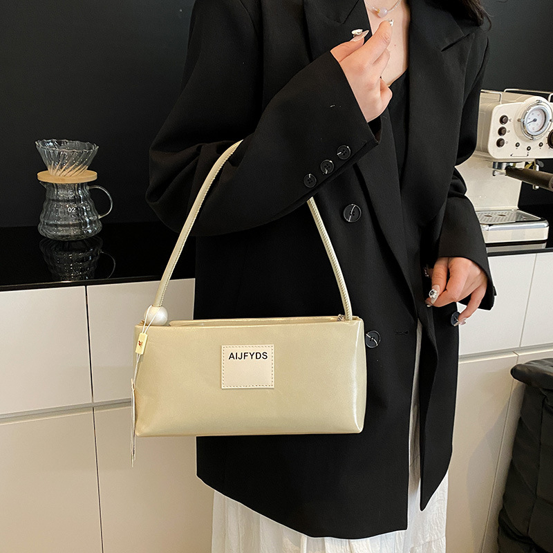 PU τετράγωνη γυναικεία τσάντα σε αστικό μινιμαλιστικό στιλ, με φερμουάρ, εσωτερικές θήκες με φερμουάρ και θήκη για κινητό