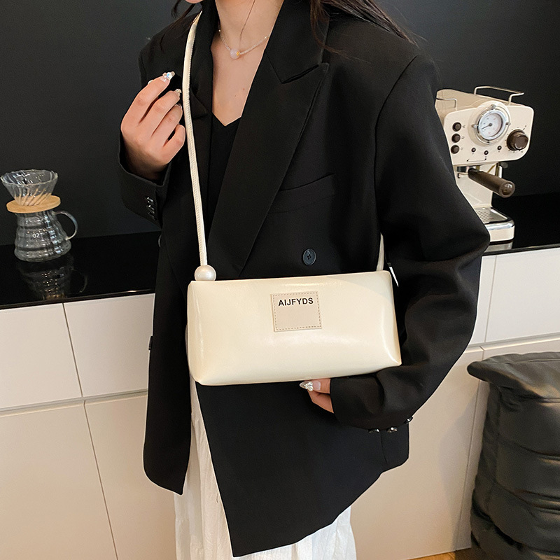 PU τετράγωνη γυναικεία τσάντα σε αστικό μινιμαλιστικό στιλ, με φερμουάρ, εσωτερικές θήκες με φερμουάρ και θήκη για κινητό