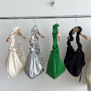 Υλικό: PU; Στυλ τσάντας: Dumpling bag; Κλείσιμο: φερμουάρ; Εσωτερικά διαμερίσματα: θήκη για κινητό και θήκη με φερμουάρ; Λουρί: μονό ώμου