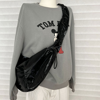 Υλικό: PU; Στυλ τσάντας: Dumpling bag; Κλείσιμο: φερμουάρ; Εσωτερικά διαμερίσματα: θήκη για κινητό και θήκη με φερμουάρ; Λουρί: μονό ώμου