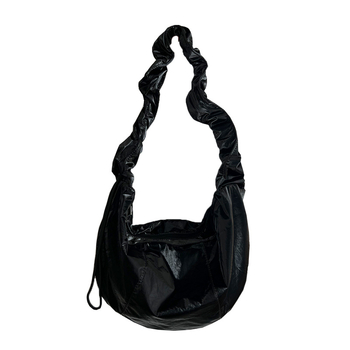 Υλικό: PU; Στυλ τσάντας: Dumpling bag; Κλείσιμο: φερμουάρ; Εσωτερικά διαμερίσματα: θήκη για κινητό και θήκη με φερμουάρ; Λουρί: μονό ώμου