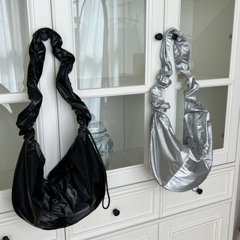 Υλικό: PU; Στυλ τσάντας: Dumpling bag; Κλείσιμο: φερμουάρ; Εσωτερικά διαμερίσματα: θήκη για κινητό και θήκη με φερμουάρ; Λουρί: μονό ώμου