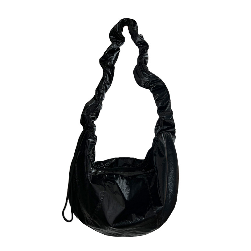 Υλικό: PU; Στυλ τσάντας: Dumpling bag; Κλείσιμο: φερμουάρ; Εσωτερικά διαμερίσματα: θήκη για κινητό και θήκη με φερμουάρ; Λουρί: μονό ώμου