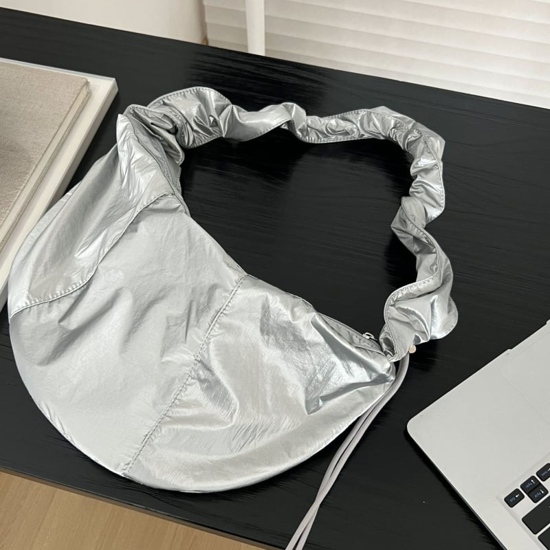 Υλικό: PU; Στυλ τσάντας: Dumpling bag; Κλείσιμο: φερμουάρ; Εσωτερικά διαμερίσματα: θήκη για κινητό και θήκη με φερμουάρ; Λουρί: μονό ώμου