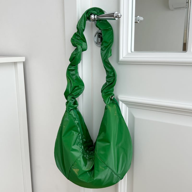 Υλικό: PU; Στυλ τσάντας: Dumpling bag; Κλείσιμο: φερμουάρ; Εσωτερικά διαμερίσματα: θήκη για κινητό και θήκη με φερμουάρ; Λουρί: μονό ώμου