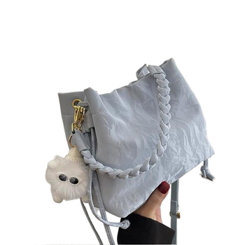 Γυναικεία τσάντα bucket από βελούδο, οριζόντιου τετράγωνου σχήματος, μαγνητικό κούμπωμα, βελούδινη επένδυση.