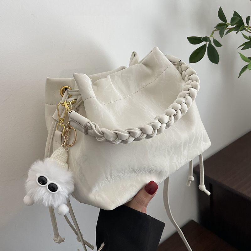 Γυναικεία τσάντα bucket από βελούδο, οριζόντιου τετράγωνου σχήματος, μαγνητικό κούμπωμα, βελούδινη επένδυση.