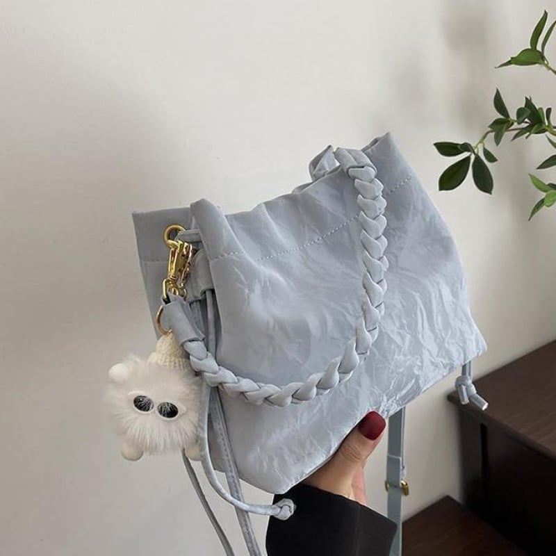 Γυναικεία τσάντα bucket από βελούδο, οριζόντιου τετράγωνου σχήματος, μαγνητικό κούμπωμα, βελούδινη επένδυση.