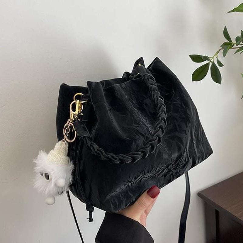 Γυναικεία τσάντα bucket από βελούδο, οριζόντιου τετράγωνου σχήματος, μαγνητικό κούμπωμα, βελούδινη επένδυση.