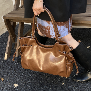 Τσάντα tote από PU, κλείσιμο με φερμουάρ, λαμιναρισμένο εσωτερικό τσεπάκι, μία ιμάντα ώμου, οριζόντιο τετράγωνο σχήμα, στυλ αστικού μινιμαλισμού