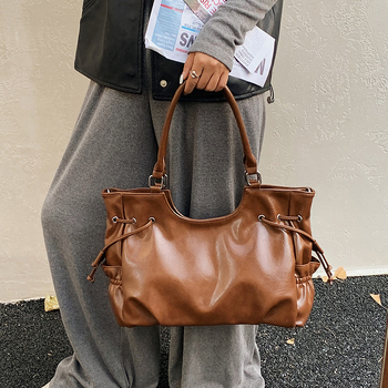 Τσάντα tote από PU, κλείσιμο με φερμουάρ, λαμιναρισμένο εσωτερικό τσεπάκι, μία ιμάντα ώμου, οριζόντιο τετράγωνο σχήμα, στυλ αστικού μινιμαλισμού