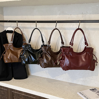 Τσάντα tote από PU, κλείσιμο με φερμουάρ, λαμιναρισμένο εσωτερικό τσεπάκι, μία ιμάντα ώμου, οριζόντιο τετράγωνο σχήμα, στυλ αστικού μινιμαλισμού