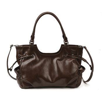 Τσάντα tote από PU, κλείσιμο με φερμουάρ, λαμιναρισμένο εσωτερικό τσεπάκι, μία ιμάντα ώμου, οριζόντιο τετράγωνο σχήμα, στυλ αστικού μινιμαλισμού