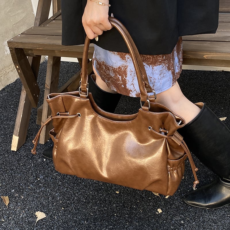 Τσάντα tote από PU, κλείσιμο με φερμουάρ, λαμιναρισμένο εσωτερικό τσεπάκι, μία ιμάντα ώμου, οριζόντιο τετράγωνο σχήμα, στυλ αστικού μινιμαλισμού