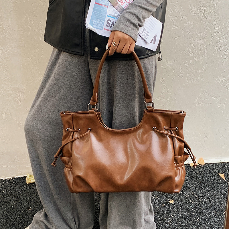 Τσάντα tote από PU, κλείσιμο με φερμουάρ, λαμιναρισμένο εσωτερικό τσεπάκι, μία ιμάντα ώμου, οριζόντιο τετράγωνο σχήμα, στυλ αστικού μινιμαλισμού