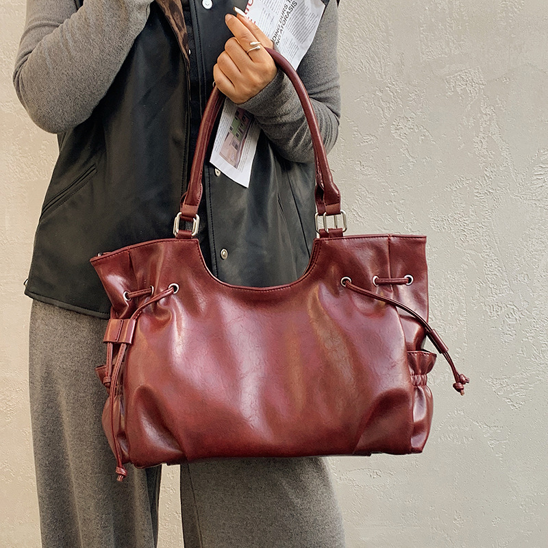 Τσάντα tote από PU, κλείσιμο με φερμουάρ, λαμιναρισμένο εσωτερικό τσεπάκι, μία ιμάντα ώμου, οριζόντιο τετράγωνο σχήμα, στυλ αστικού μινιμαλισμού