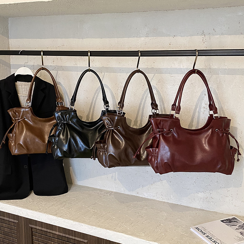 Τσάντα tote από PU, κλείσιμο με φερμουάρ, λαμιναρισμένο εσωτερικό τσεπάκι, μία ιμάντα ώμου, οριζόντιο τετράγωνο σχήμα, στυλ αστικού μινιμαλισμού