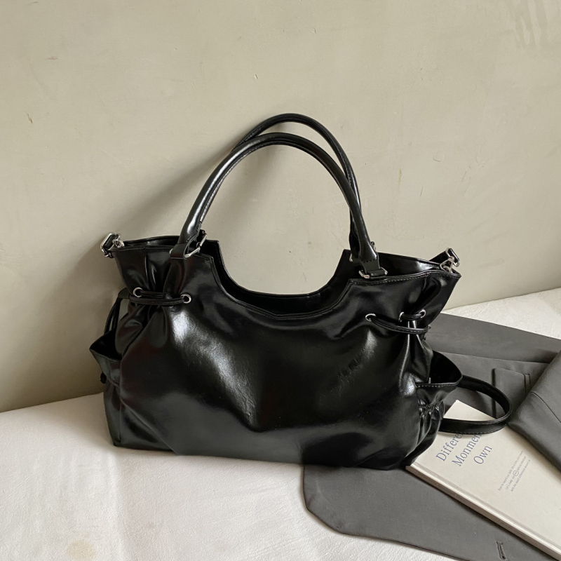 Τσάντα tote από PU, κλείσιμο με φερμουάρ, λαμιναρισμένο εσωτερικό τσεπάκι, μία ιμάντα ώμου, οριζόντιο τετράγωνο σχήμα, στυλ αστικού μινιμαλισμού