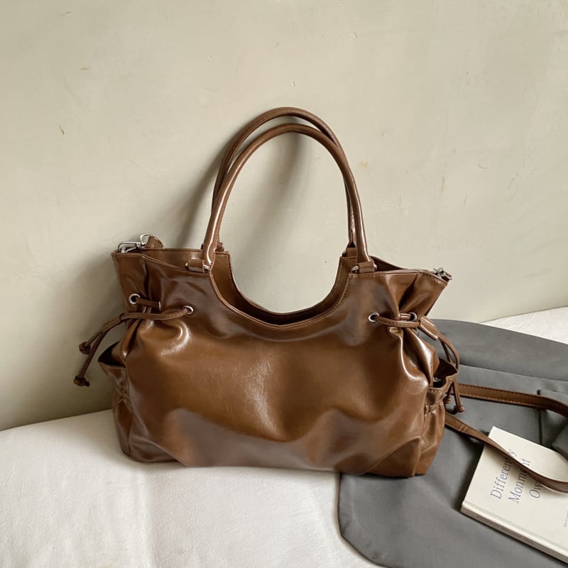 Τσάντα tote από PU, κλείσιμο με φερμουάρ, λαμιναρισμένο εσωτερικό τσεπάκι, μία ιμάντα ώμου, οριζόντιο τετράγωνο σχήμα, στυλ αστικού μινιμαλισμού