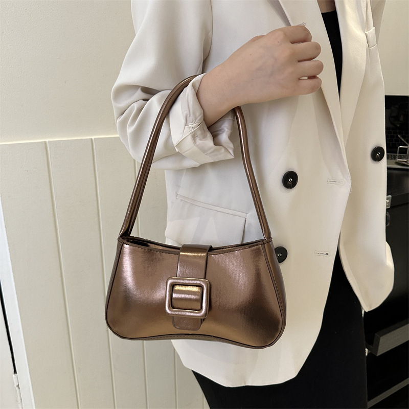 Τσαντάκι PU σε street style, μαγνητικό κούμπωμα, οριζόντιο τετράγωνο σχήμα, εσωτερική θήκη εγγράφων