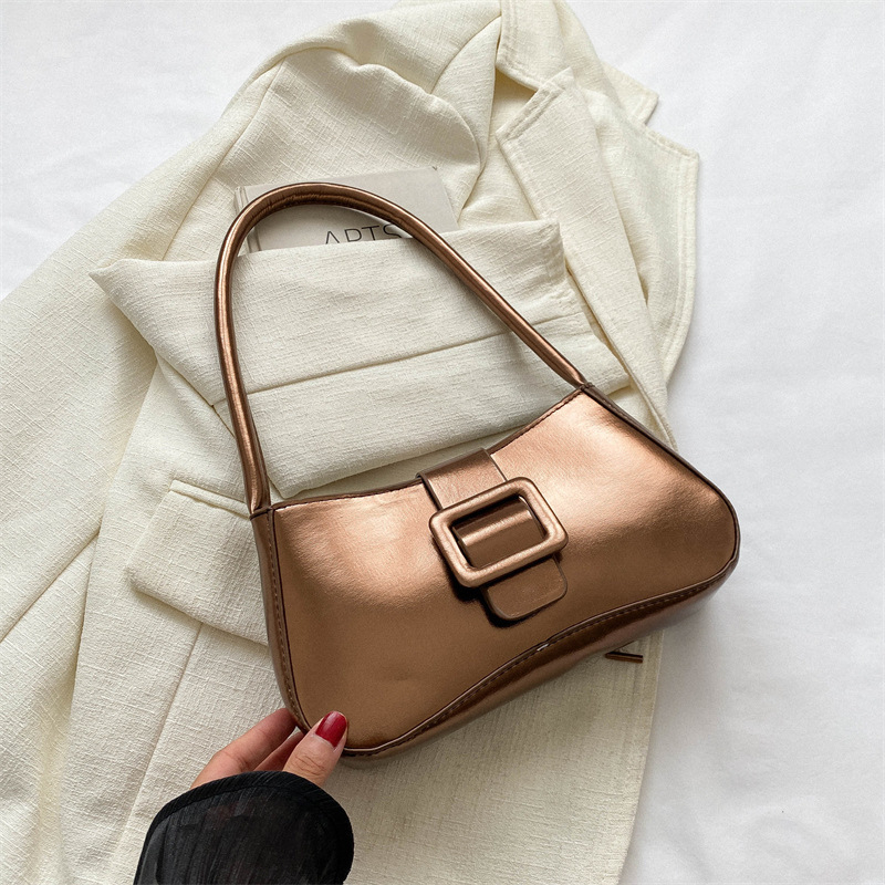 Τσαντάκι PU σε street style, μαγνητικό κούμπωμα, οριζόντιο τετράγωνο σχήμα, εσωτερική θήκη εγγράφων