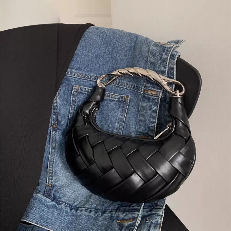 Γυναικεία υφαντή τσάντα χειρός σε cyber-λειτουργικό στυλ, πολυεστέρας, σχήμα dumpling, κλείσιμο με φερμουάρ, επένδυση PU