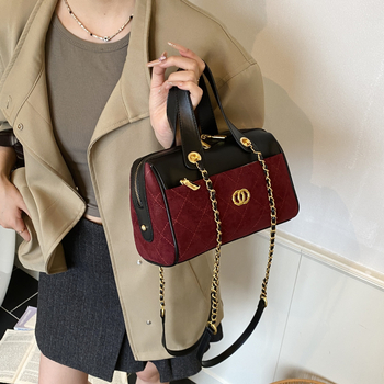 Γυναικεία τσάντα Boston με καπιτονέ μοτίτο διαμαντιού, PU υλικό, κάθετη τετράγωνη μορφή, κλείσιμο με φερμουάρ, επένδυση πολυεστέρα, εσωτερικός θάλαμος με φερμουάρ και θήκη για κινητό, μία ιμάντας στον ώμο, καθημερινή χρήση, καλοκαίρι 2025