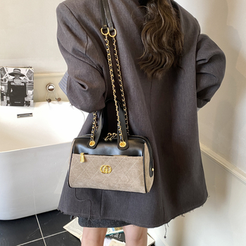 Γυναικεία τσάντα Boston με καπιτονέ μοτίτο διαμαντιού, PU υλικό, κάθετη τετράγωνη μορφή, κλείσιμο με φερμουάρ, επένδυση πολυεστέρα, εσωτερικός θάλαμος με φερμουάρ και θήκη για κινητό, μία ιμάντας στον ώμο, καθημερινή χρήση, καλοκαίρι 2025