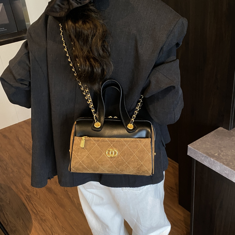 Γυναικεία τσάντα Boston με καπιτονέ μοτίτο διαμαντιού, PU υλικό, κάθετη τετράγωνη μορφή, κλείσιμο με φερμουάρ, επένδυση πολυεστέρα, εσωτερικός θάλαμος με φερμουάρ και θήκη για κινητό, μία ιμάντας στον ώμο, καθημερινή χρήση, καλοκαίρι 2025