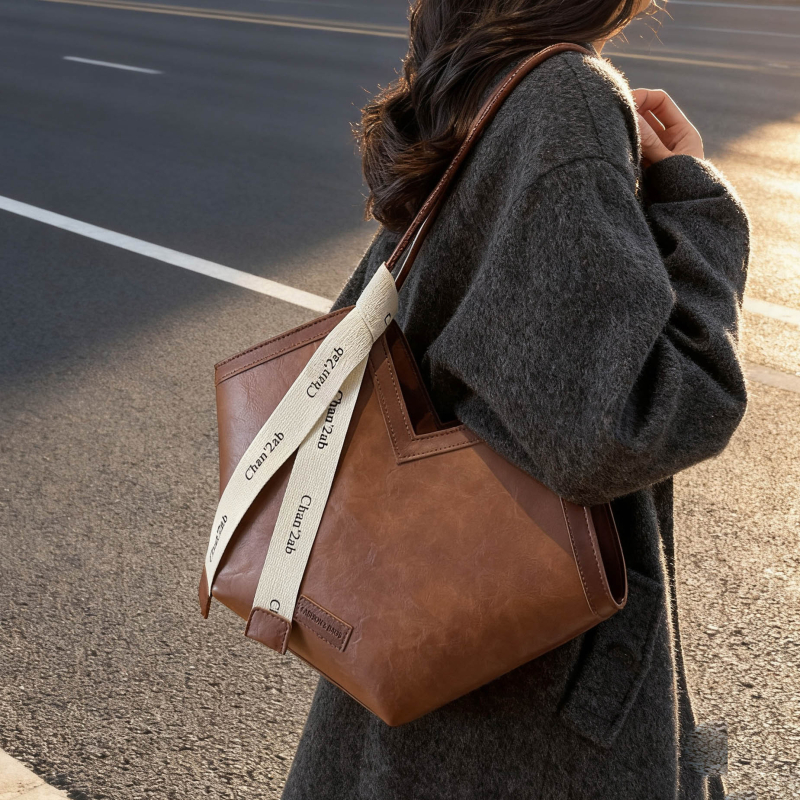 Τσάντα Tote, στυλ αστικής απλότητας, PU υλικό, οριζόντιο τετράγωνο σχήμα, φερμουάρ, εσωτερικό διαμέρισμα για έγγραφα (Χειμώνας 2025)