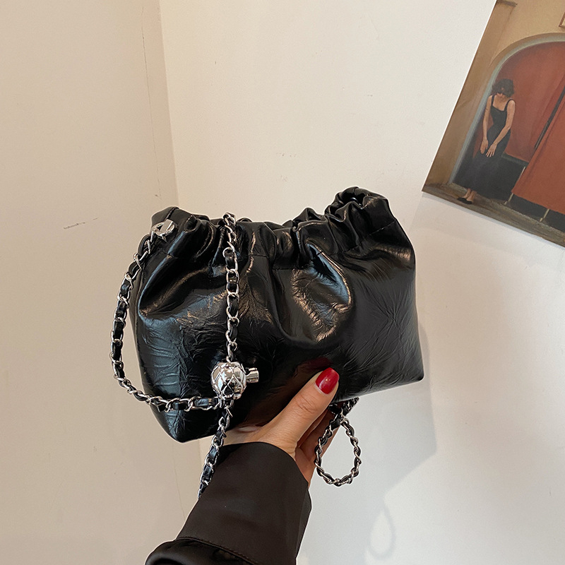 Τσάντα ώμου crossbody από PU, unisex σχήμα κουβά, με θήκη φερμουάρ, άνοιξη 2024