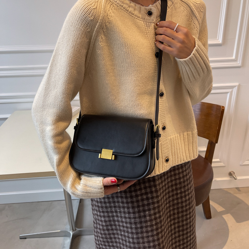 Τετράγωνη crossbody τσάντα — PU υλικό, κλείσιμο με κλειδαριά, εσωτερική τσέπη για κινητό, μονός ιμάντας, επένδυση από συνθετικό δέρμα