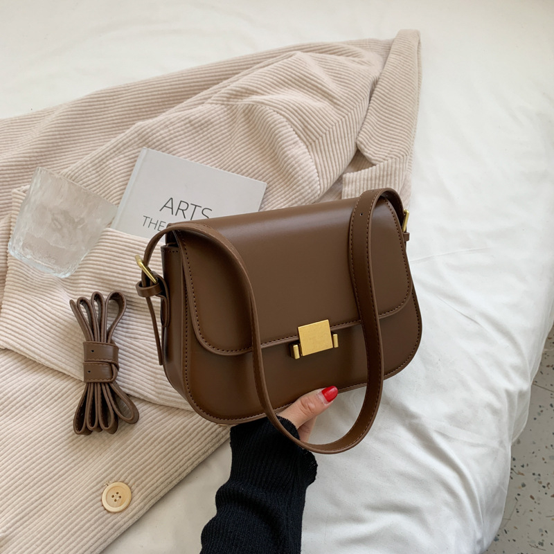 Τετράγωνη crossbody τσάντα — PU υλικό, κλείσιμο με κλειδαριά, εσωτερική τσέπη για κινητό, μονός ιμάντας, επένδυση από συνθετικό δέρμα