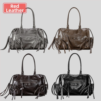 PU materiāla Tote soma ar metāla kniedēm, horizontāls kvadrāta formāts, rāvējslēdzēja atvērums, iekšējā rāvējslēdzēja kabata, liela ietilpība