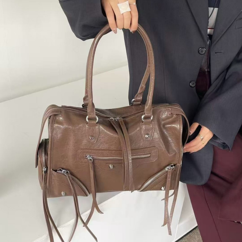 PU materiāla Tote soma ar metāla kniedēm, horizontāls kvadrāta formāts, rāvējslēdzēja atvērums, iekšējā rāvējslēdzēja kabata, liela ietilpība