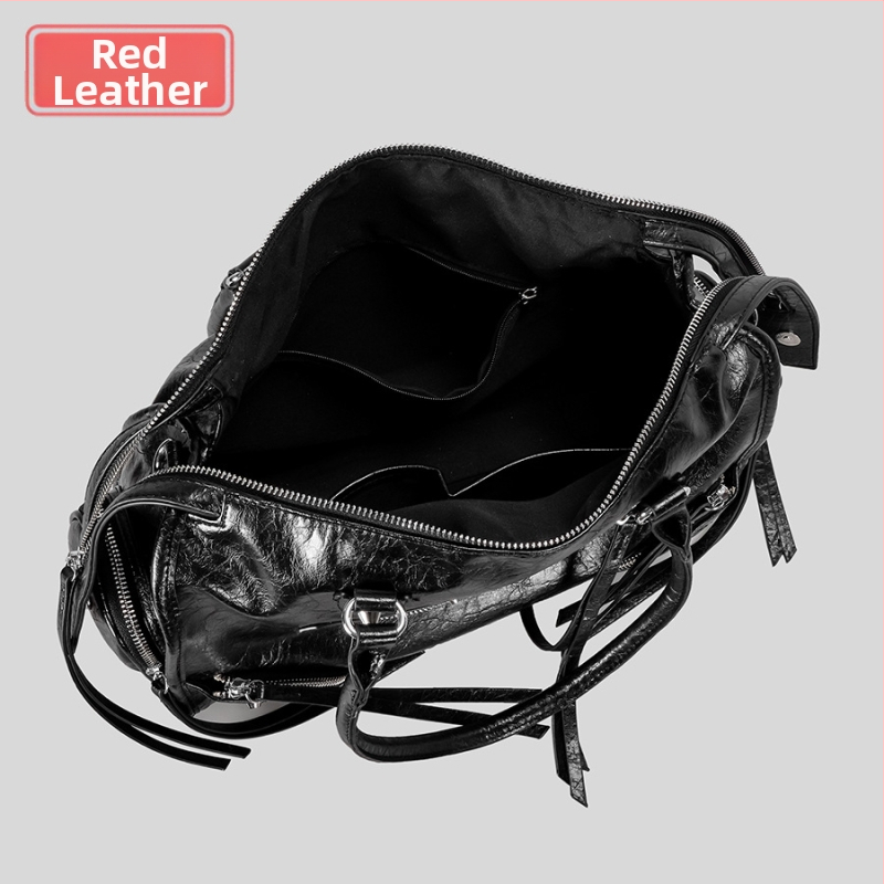 PU materiāla Tote soma ar metāla kniedēm, horizontāls kvadrāta formāts, rāvējslēdzēja atvērums, iekšējā rāvējslēdzēja kabata, liela ietilpība