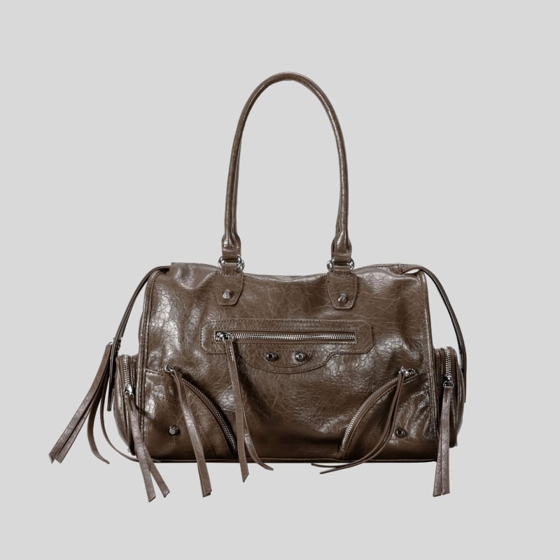 PU materiāla Tote soma ar metāla kniedēm, horizontāls kvadrāta formāts, rāvējslēdzēja atvērums, iekšējā rāvējslēdzēja kabata, liela ietilpība