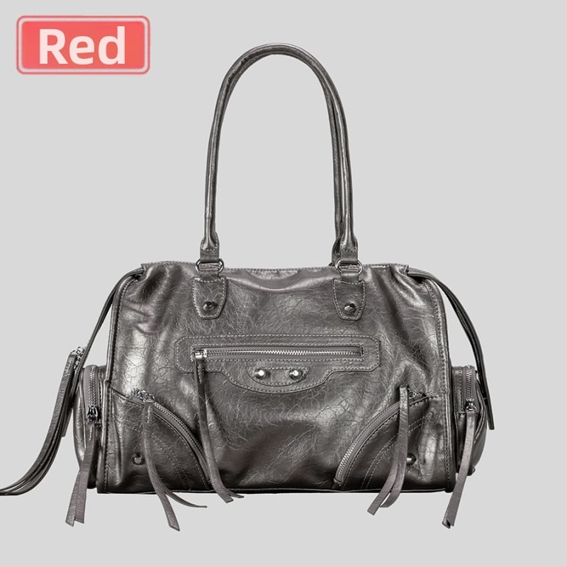 PU materiāla Tote soma ar metāla kniedēm, horizontāls kvadrāta formāts, rāvējslēdzēja atvērums, iekšējā rāvējslēdzēja kabata, liela ietilpība