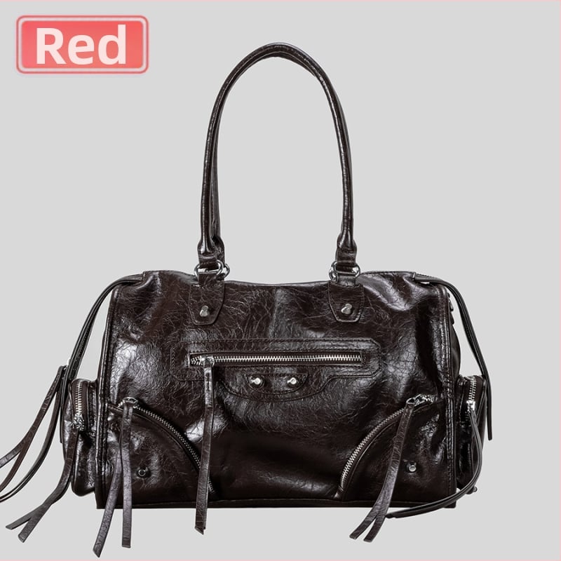 PU materiāla Tote soma ar metāla kniedēm, horizontāls kvadrāta formāts, rāvējslēdzēja atvērums, iekšējā rāvējslēdzēja kabata, liela ietilpība