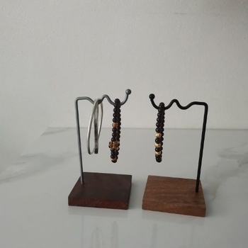 Дървен дисплей за бижута за обици, гривни и огърлици — окачващ рафт, арт стил