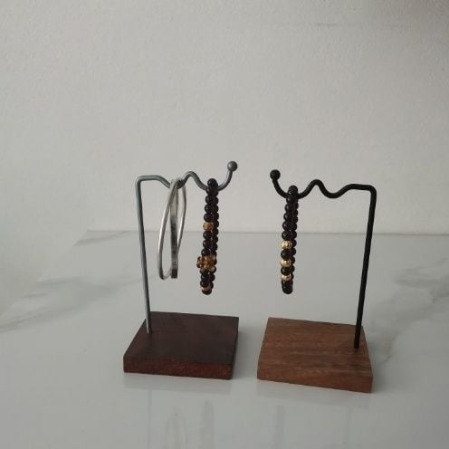 Дървен дисплей за бижута за обици, гривни и огърлици — окачващ рафт, арт стил