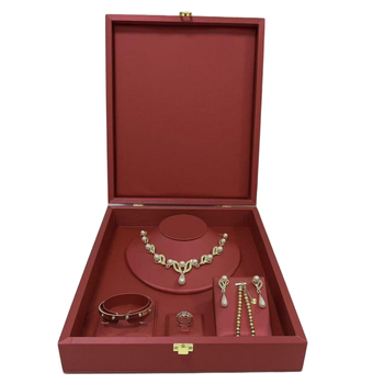 Кожена кутия за показване и съхранение на бижута, едноетажна, текстуриран финиш, възможност за лого и обработка за промяна на цвета