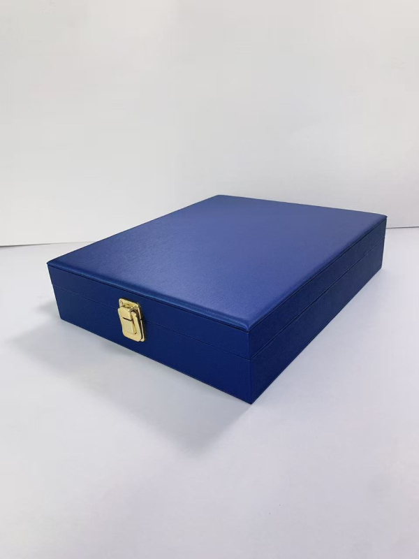Кожена кутия за показване и съхранение на бижута, едноетажна, текстуриран финиш, възможност за лого и обработка за промяна на цвета